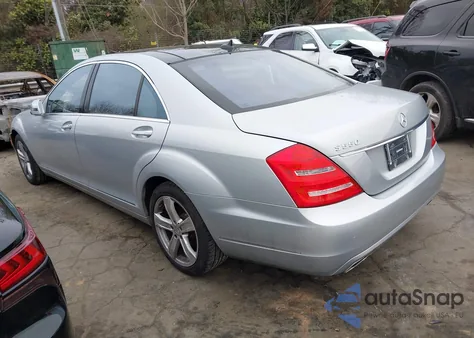 2010 Mercedes-Benz S 550 z USA, uszkodzony, nr VIN WDDNG7BB6AA341462